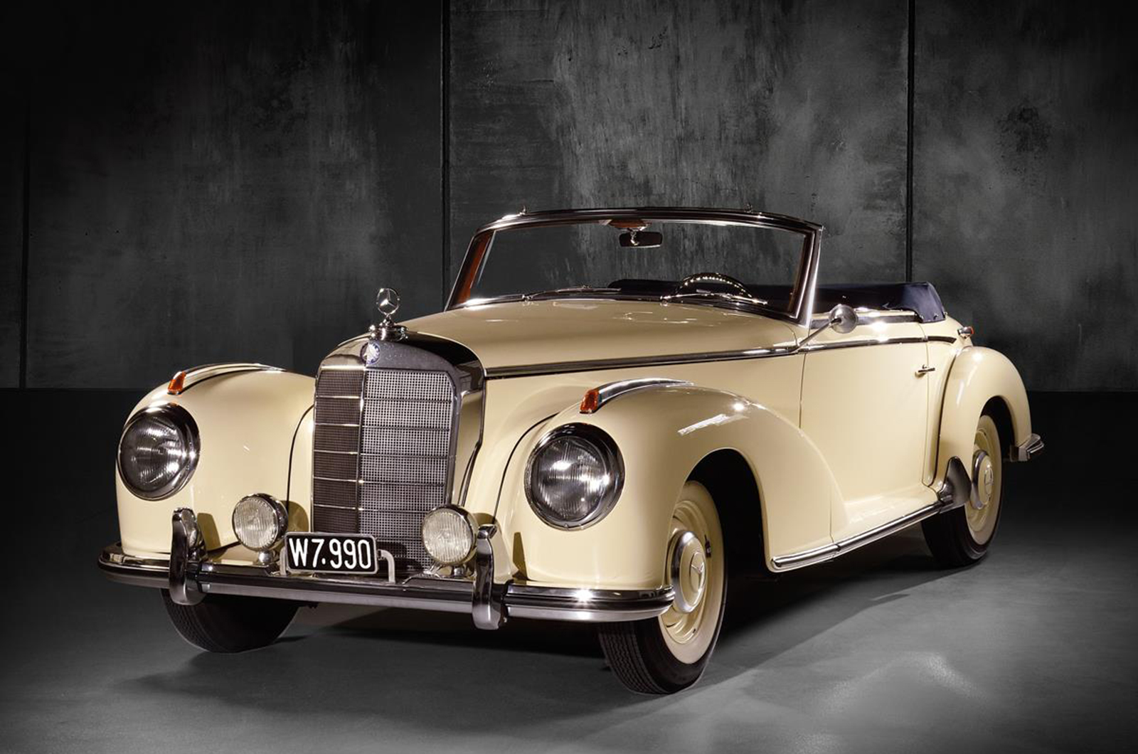 No reserve Mercedes-Benz 300SL 'Gullwing' sells for £1.3m